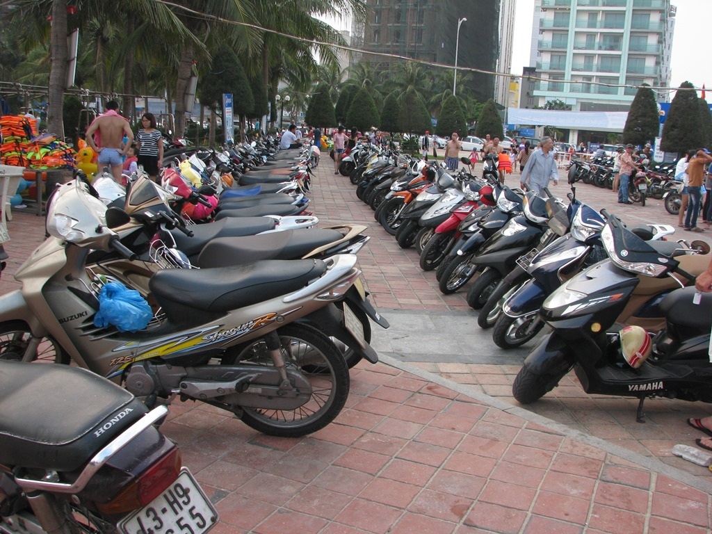 Các bãi giữ xe cũng kín chỗ