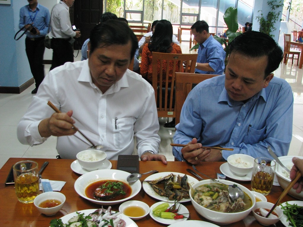 Chủ tịch UBND TP Đà Nẵng Huỳnh Đức Thơ ăn trưa cùng các cán bộ, công chức 