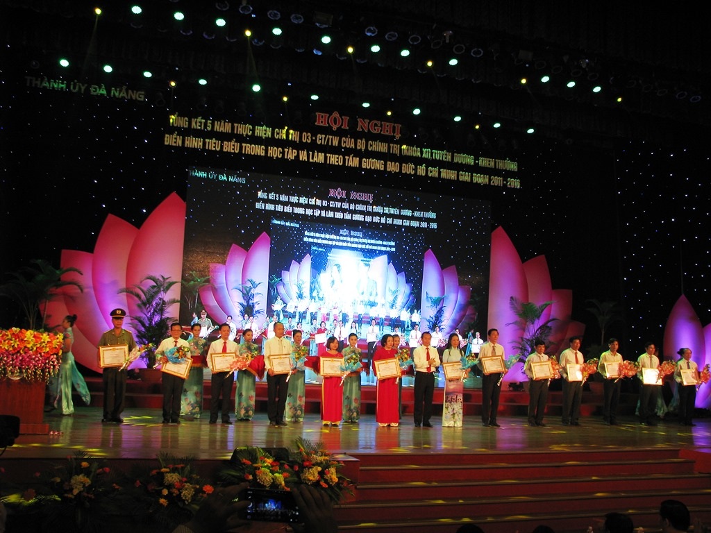 Hội nghị cũng đã tuyên dương, khen thưởng nhiều gương điển hình tiêu biểu trong học tập và làm theo tấm gương đạo đức Hồ Chí Minh giai đoạn 2011 – 2016.