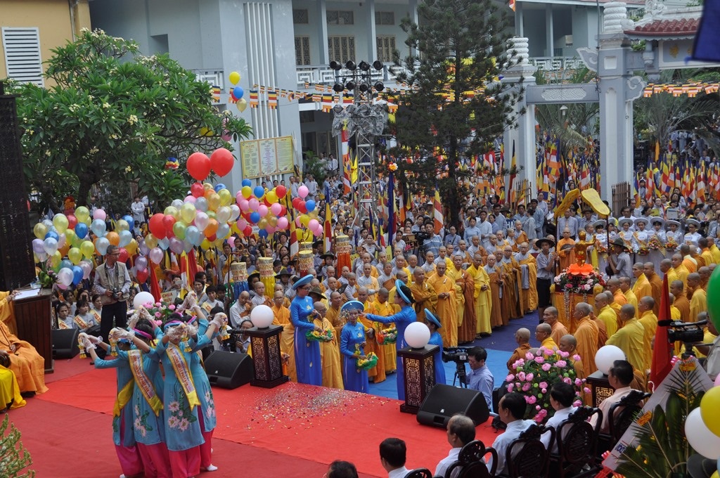 Múa dâng hoa kính dâng đức Phật