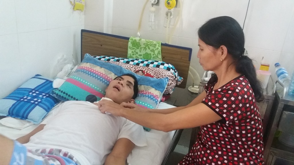 Mẹ đau đớn nhìn con nằm một chỗ sau tai nạn giao thông - 2
Hiện em Thân đang được điều trị tại Bệnh viện chỉnh hình và phục hồi chức năng Đà Nẵng