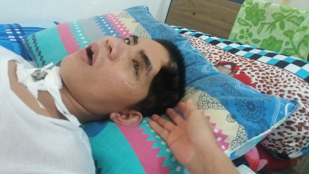 Mẹ đau đớn nhìn con nằm một chỗ sau tai nạn giao thông - 3 Hiện em Thân đang bị khuyết sọ, chưa thể lắp vào được