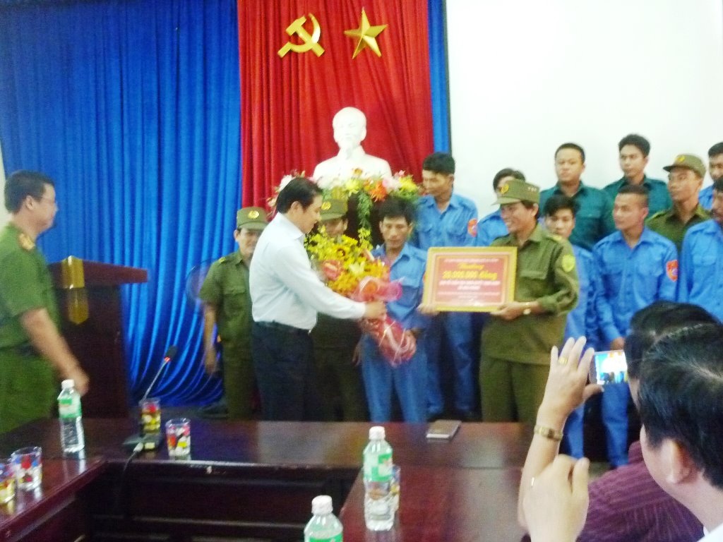 Chủ tịch UBND TP Đà Nẵng Huỳnh Đức Thơ thưởng nóng cho tổ tuần tra xã Hòa Phong vì thành tích bắt giữ đối tượng vận chuyển ma túy 