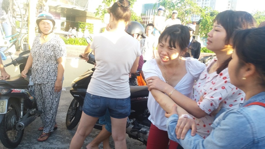100 ca nô quần thảo, giăng lưới cửa sông Hàn tìm người mất tích - 10 Người thân khóc gào kêu hai cháu nhỏ