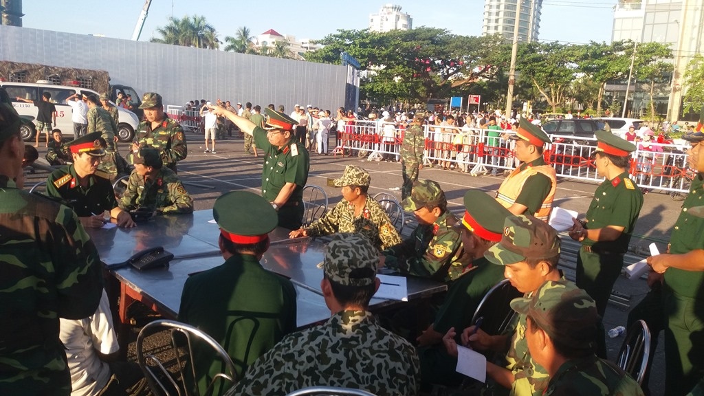 100 ca nô quần thảo, giăng lưới cửa sông Hàn tìm người mất tích - 9 Sở chỉ huy họp phân công công việc tìm kiếm