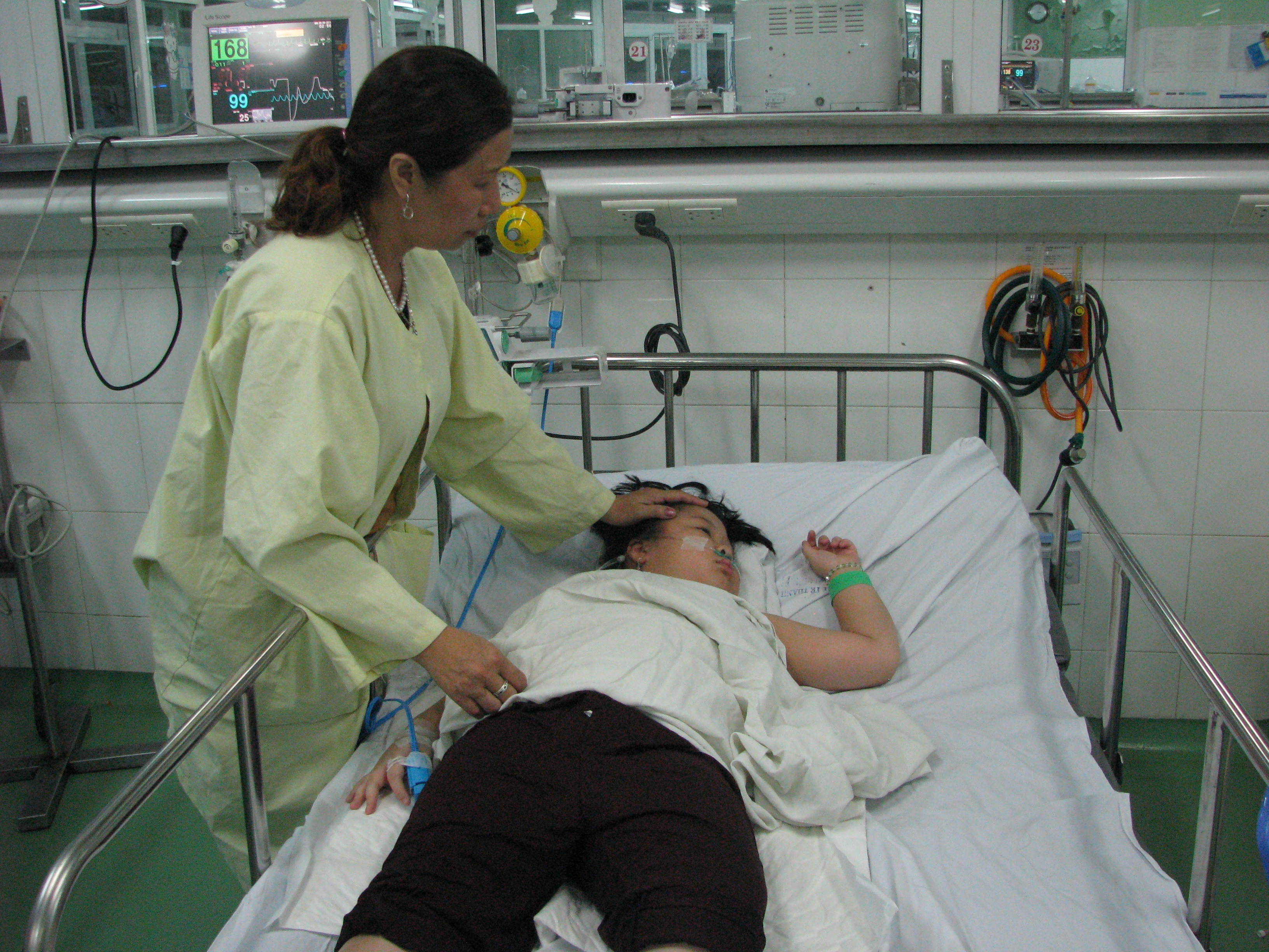 Vợ con anh Phạm Tấn Cường được điều trị tại bệnh viện trong tai nạn lật tàu trên sông Hàn 