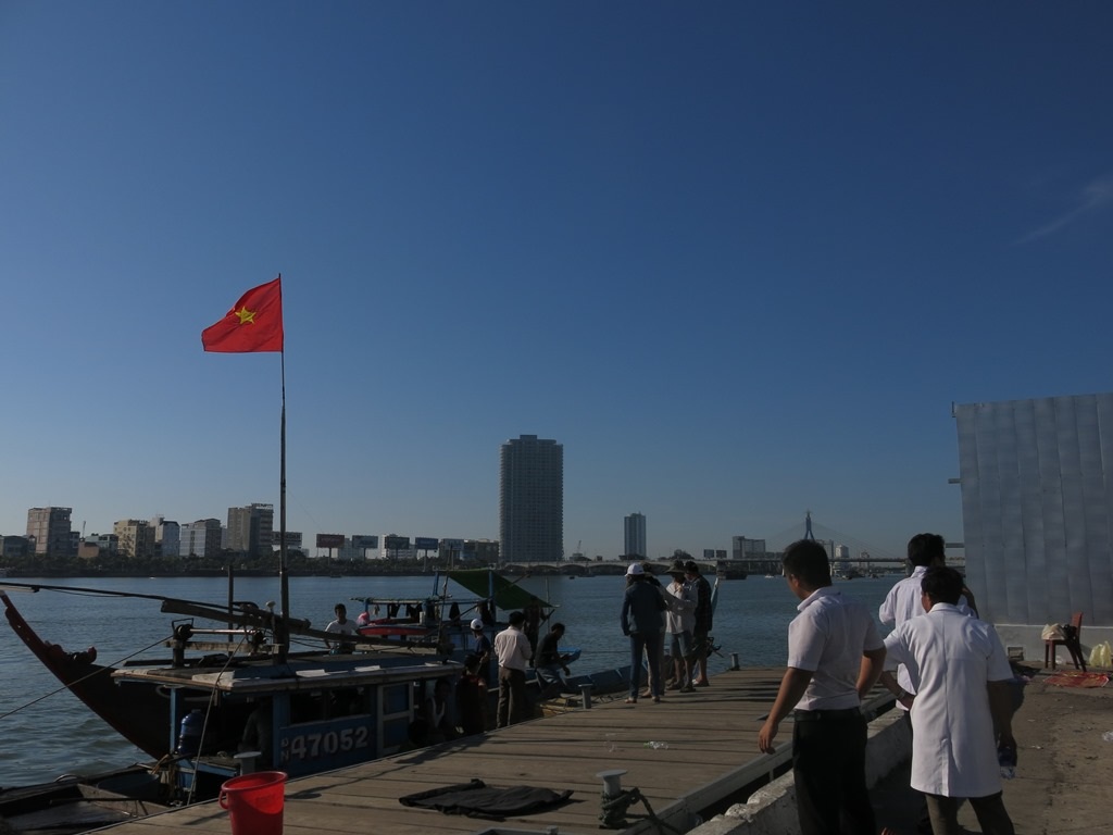 
Lực lượng y tế sẵn sàng tiếp nhận nạn nhân
