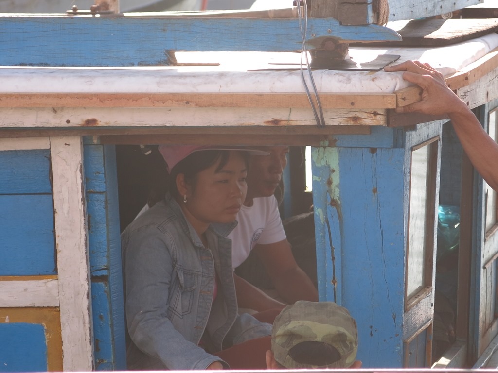 Người nhà lên tàu cùng ra khu vực tìm kiếm nạn nhân