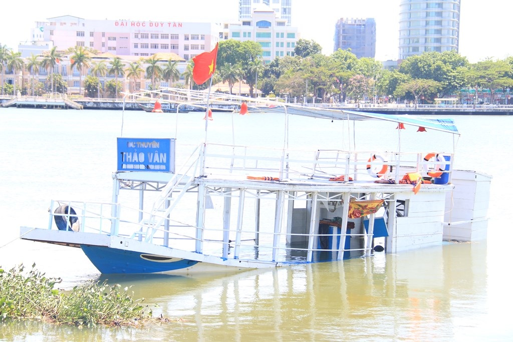 Chiếc tàu Thảo Vân 2 bị lật úp tối 4/6 khiến 3 người thiệt mạng 
