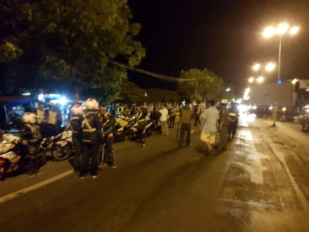 Đà Nẵng: Bắt đoàn xe mô tô dùng còi, đèn ưu tiên - 1 Lực lượng cảnh sát giao thông bắt đoàn xe vi phạm