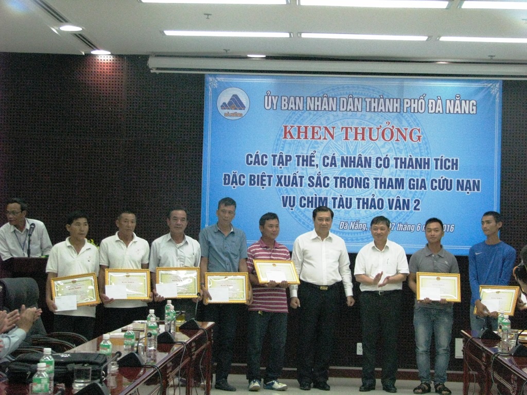 
9 cá nhân được khen thưởng vì đã tham gia cứu nạn vụ chìm tàu Thảo Vân 2. 
