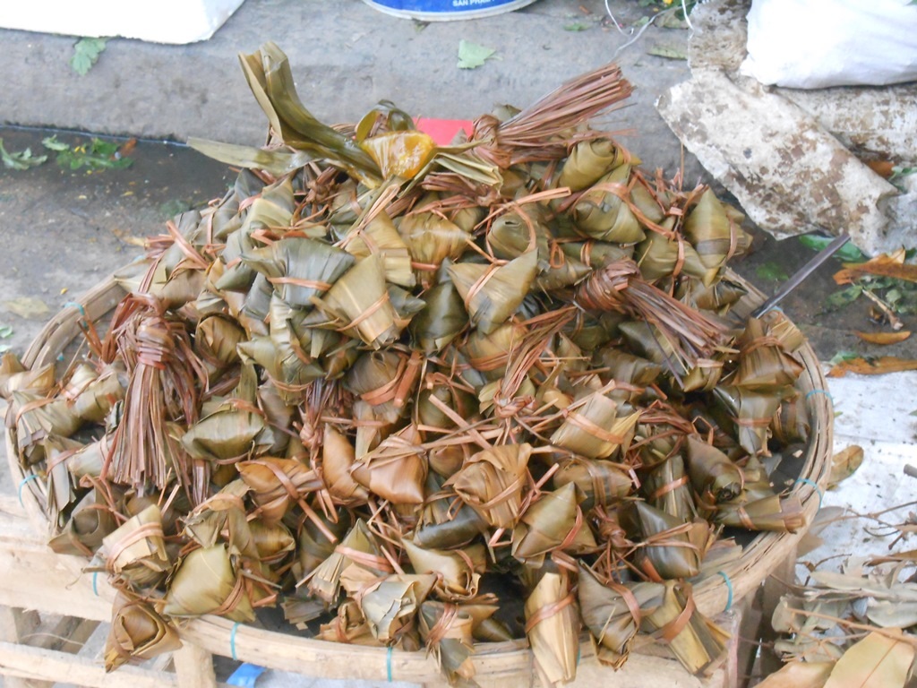 Bánh ú tro được bày bán ở các chợ 