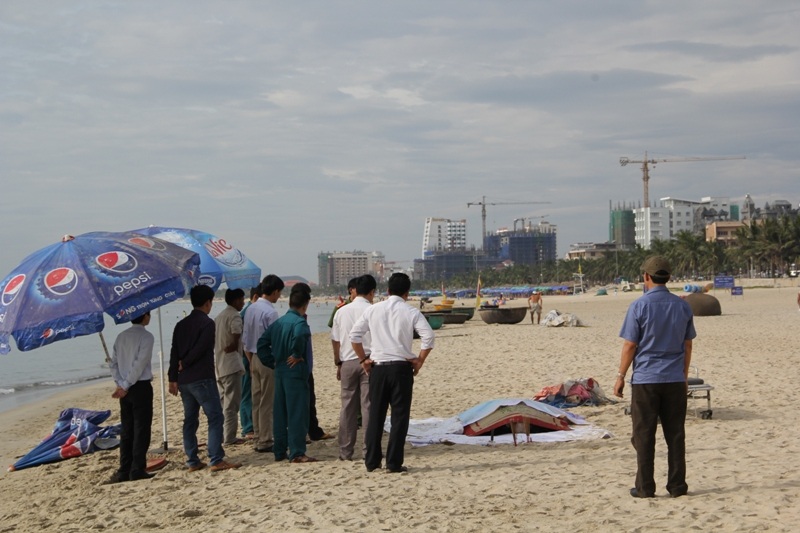 
Thi thể nghi là một người đàn ông được đưa vào bờ biển Mỹ Khê
