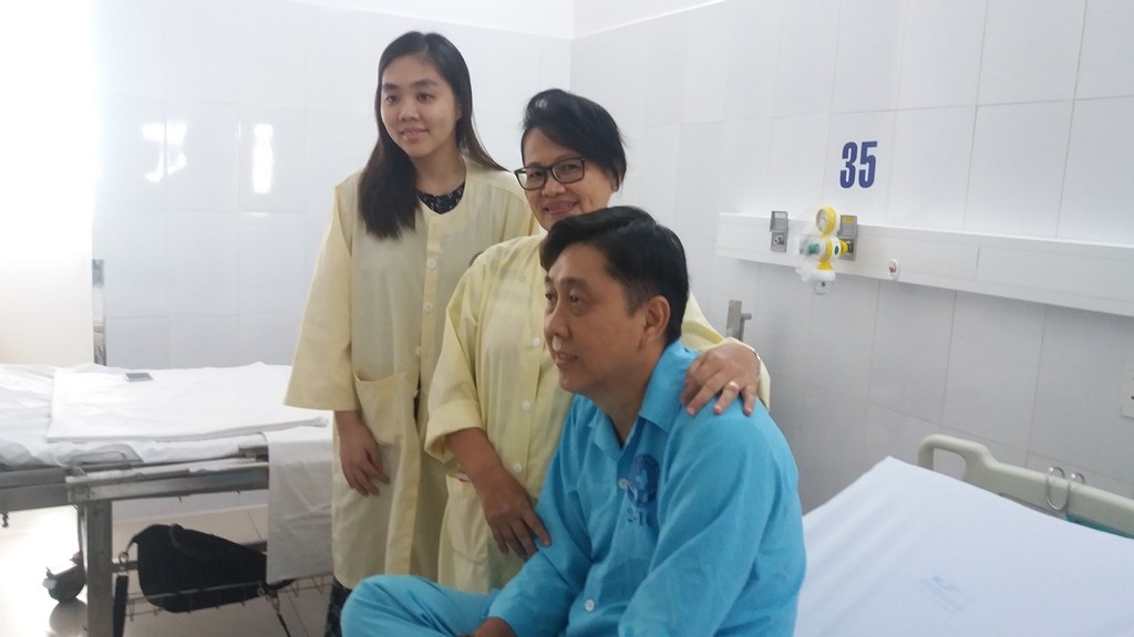 Nạn nhân cuối cùng vụ lật tàu trên sông Hàn xuất viện - 2 Ông Ong Tah Fatt hạnh phúc bên vợ con khi được xuất viện