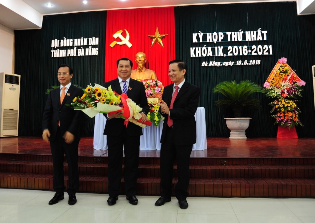 
Ông Huỳnh Đức Thơ (giữa) tái đắc cử Chủ tịch UBND TP Đà Nẵng 
