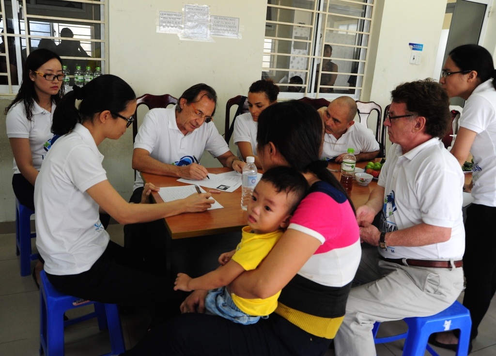 Giáo sư Roberto de Castro tiếp tục thăm khám cho những trẻ bị khiếm khuyết bộ phận sinh dục 