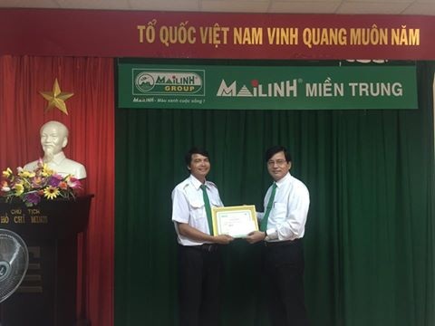 Tài xế taxi cứu sống bé trai đuối nước trong khu nghỉ dưỡng - 1 Công ty Mai Linh miền Trung đã tặng bằng khen và thưởng cho anh Tâm 3 triệu đồng vì đã kịp thời cứu sống bé trai bị đuối nước