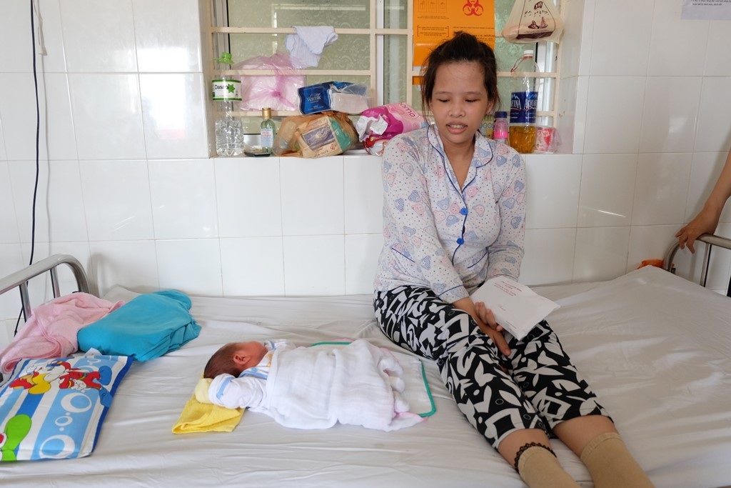 Sản phụ Đặng Thị Thanh Nga chuyển dạ trên taxi và đã được tài xế Nguyễn Bảo Quỳnh đỡ đẻ thành công 