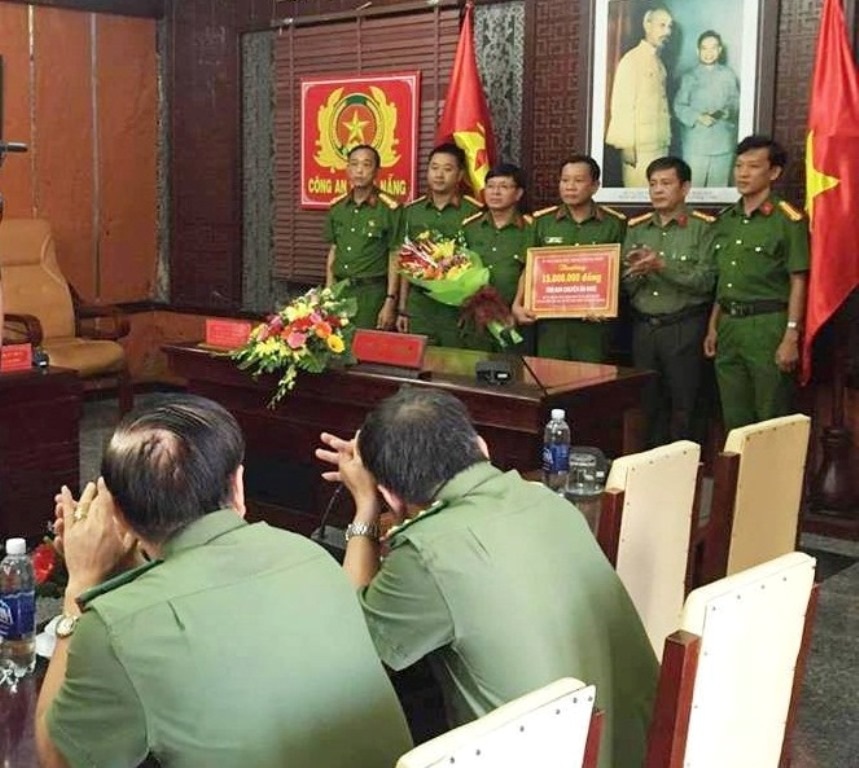 Thưởng nóng Ban chuyên án bắt nghi phạm giết hại nữ sinh 12 - 1 UBND TP Đà Nẵng thưởng nóng cho Ban chuyên án đã nhanh chóng bắt được nghi phạm giết hại nữ sinh Đặng Thị Kim Ngân