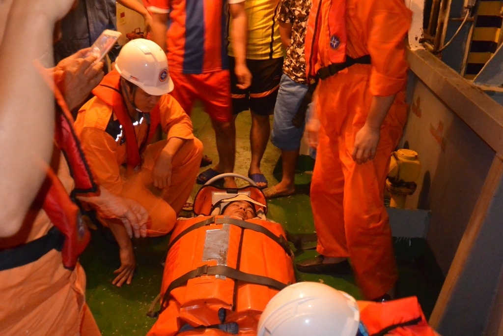 Thuyền viên Trịnh Xuân Thao được bàn giao cho cơ quan chức năng chuyển vào bệnh viện cấp cứu 