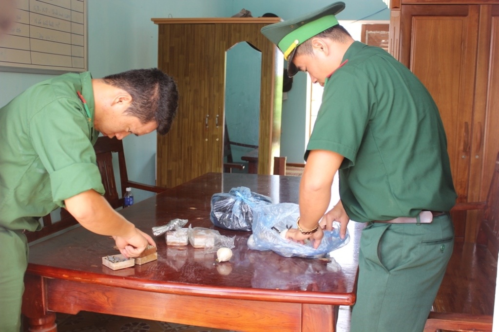 Đồn Biên phòng Sơn Trà kiểm tra, tiến hành niêm phong số vật liệu nổ thu giữ được
