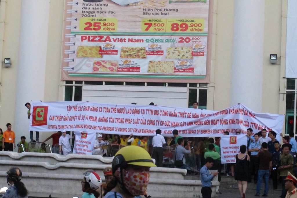 
Nhân viên Big C căng băng rôn cầu cứu Chủ tịch UBND TP Đà Nẵng khi bị Công ty Đức Mạnh bị lối đi
