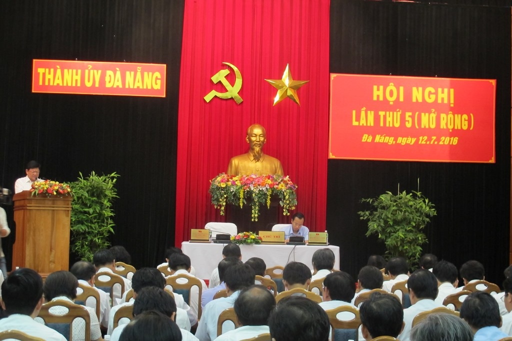 Phó Bí thư Thành ủy Đà Nẵng Võ Công Trí phát biểu tại Hội nghị Thành ủy Đà Nẵng lần thứ 5 