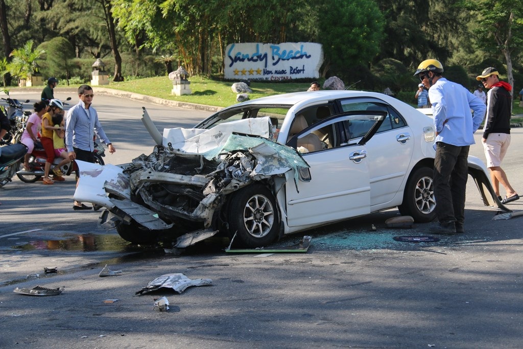 Xế hộp bị bẹp dí sau vụ tai nạn giao thông