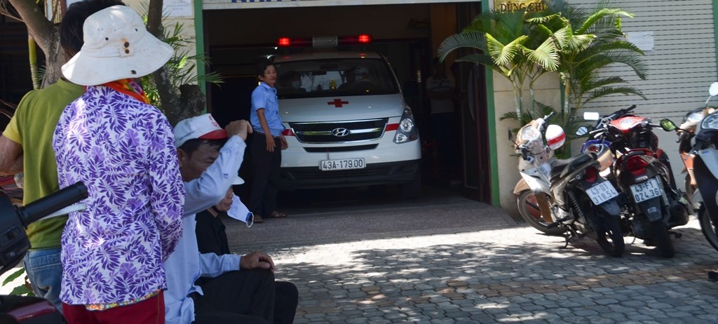 Thi thể nạn nhân được đưa lên xe cấp cứu đi khám nghiệm tử thi