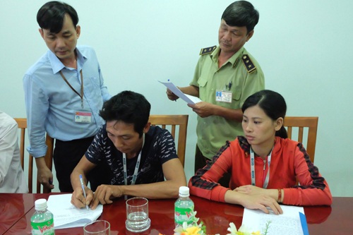 Đình chỉ lò mổ gia cầm sử dụng chất vàng ô - 1 Vợ chồng ông Ngọc thừa nhận hành vi của mình và ký vào biên bản