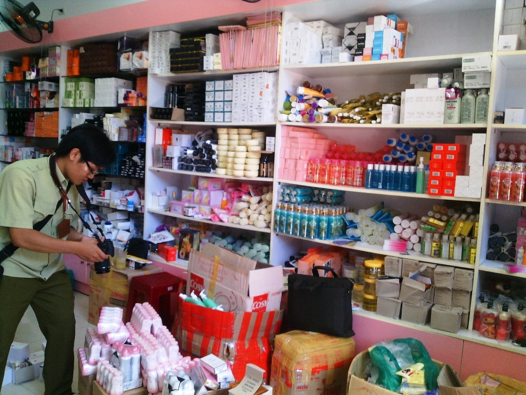 Lực lượng chức năng kiểm tra cửa hàng bán mỹ phẩm nhập lậu 