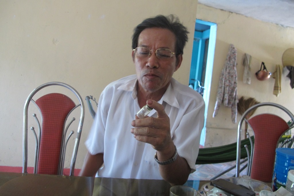 Lọ thuốc đựng thông tin của các liệt sĩ được ông Bình giữ như một kỷ vật 