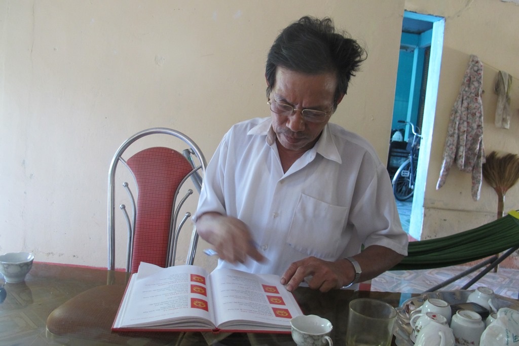 Ông Bình xem lại danh sách những liệt sĩ đã hy sinh ở khu 2 Hòa Vang - Thời chống Mỹ 