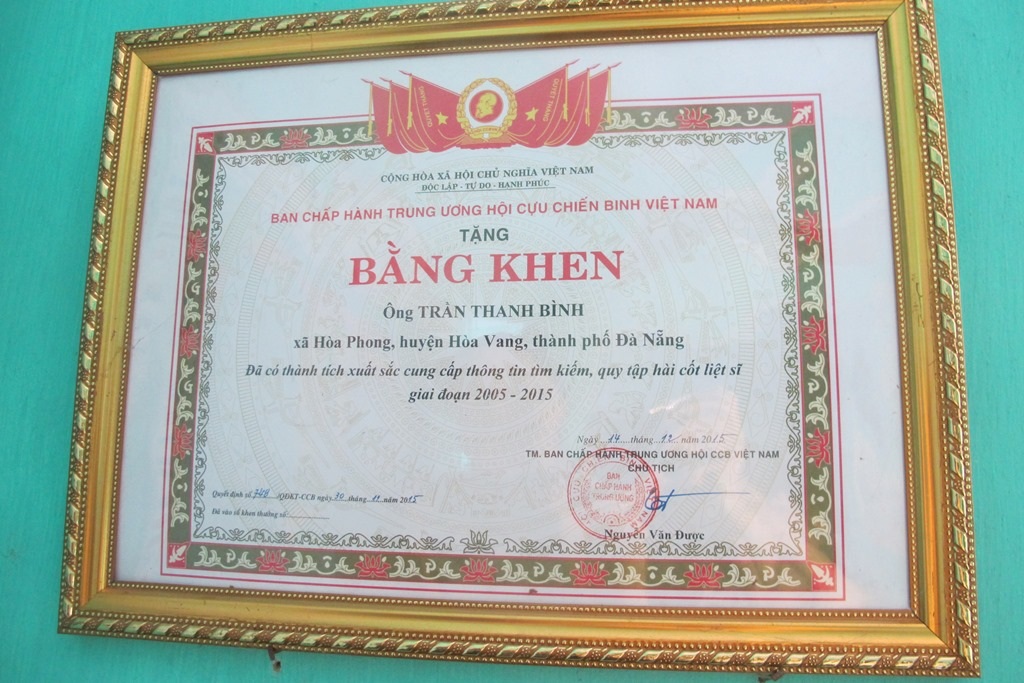 Ông Bình được Ban chấp hành Trung ương Hội Cựu chiến binh Việt Nam tặng bằng khen vì đã có thành tích xuất sắc cung cấp thông tin tìm kiếm, quy tập hài cốt liệt sĩ 