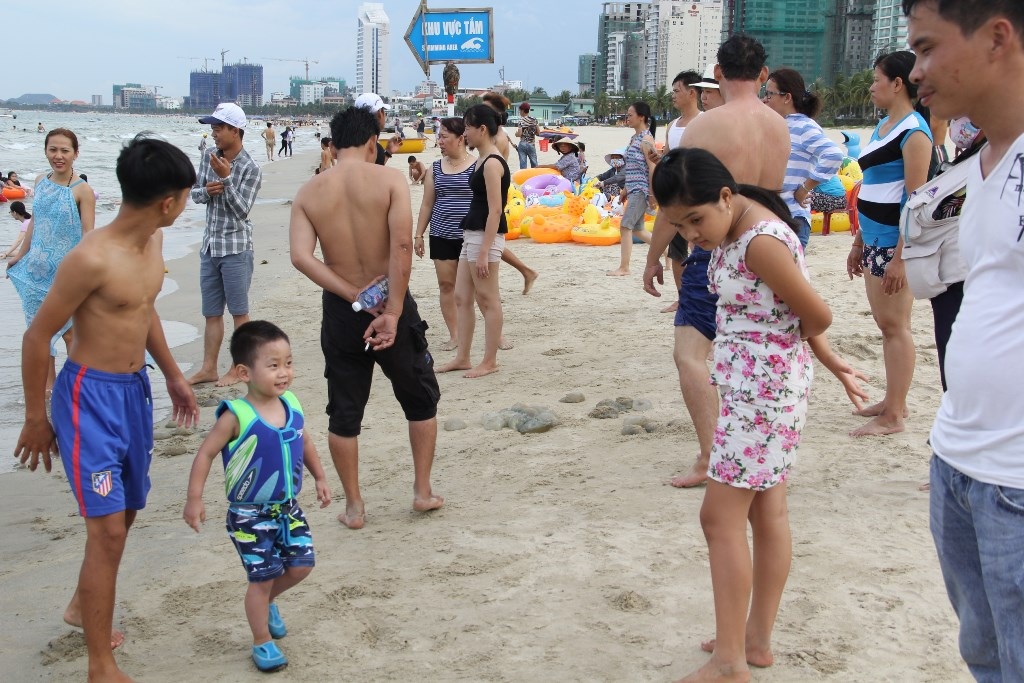 Nhiều người dân cho biết, họ bị sứa tấn công khi đi tắm biển 