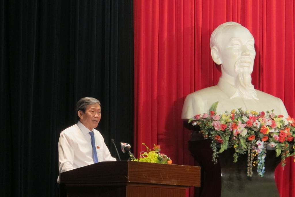 Ông Đinh Thế Huynh trả lời các cử tri tại buổi tiếp xúc