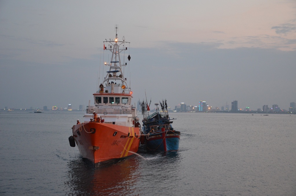 Tàu SAR 412 đang đi cứu ngư dân bị gãy chân 