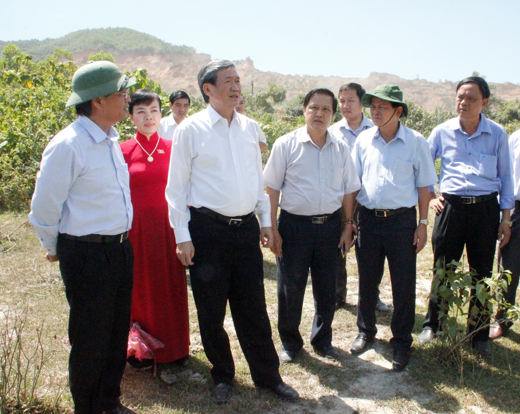 Ông Đinh Thế Huynh xuống hiện trường kiểm tra sau khi nghe cử tri phản ánh tình trạng ô nhiễm 