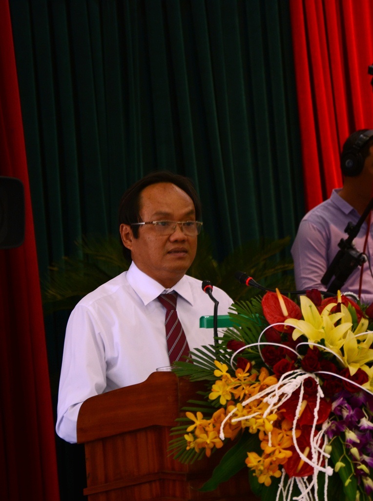 Ông Nguyễn Phú Ban, Giám đốc Sở Nông nghiệp – Phát triển nông thôn trả lời chất vấn của đại biểu về tình trạng chặt phá rừng 