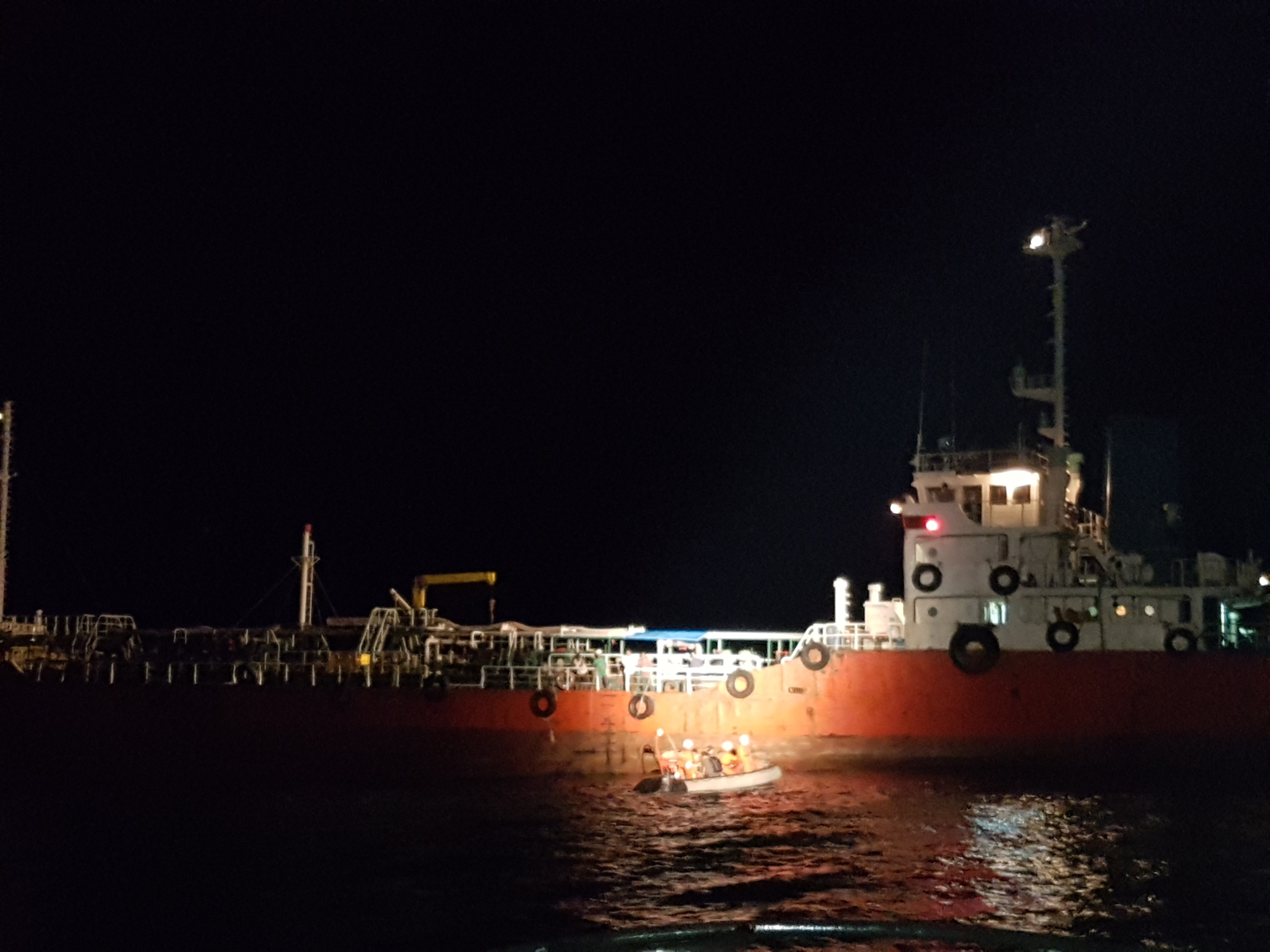 Đưa thuyền viên tàu nước ngoài bị nhiễm trùng da nặng vào bờ cấp cứu - 1 Lực lượng chức năng tiếp cận tàu có thuyền viên bị bệnh