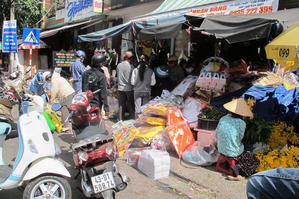 Cửa hàng vàng mã nhộn nhịp người ra vào sắm đồ cúng lễ Vu Lan 