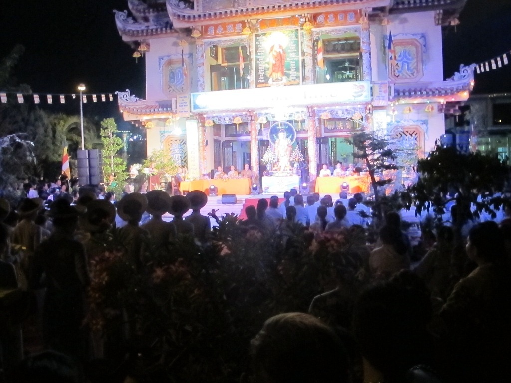 Hàng trăm tăng ni, phật tử đổ về chùa Quang Minh dự lễ Vu Lan báo hiếu 