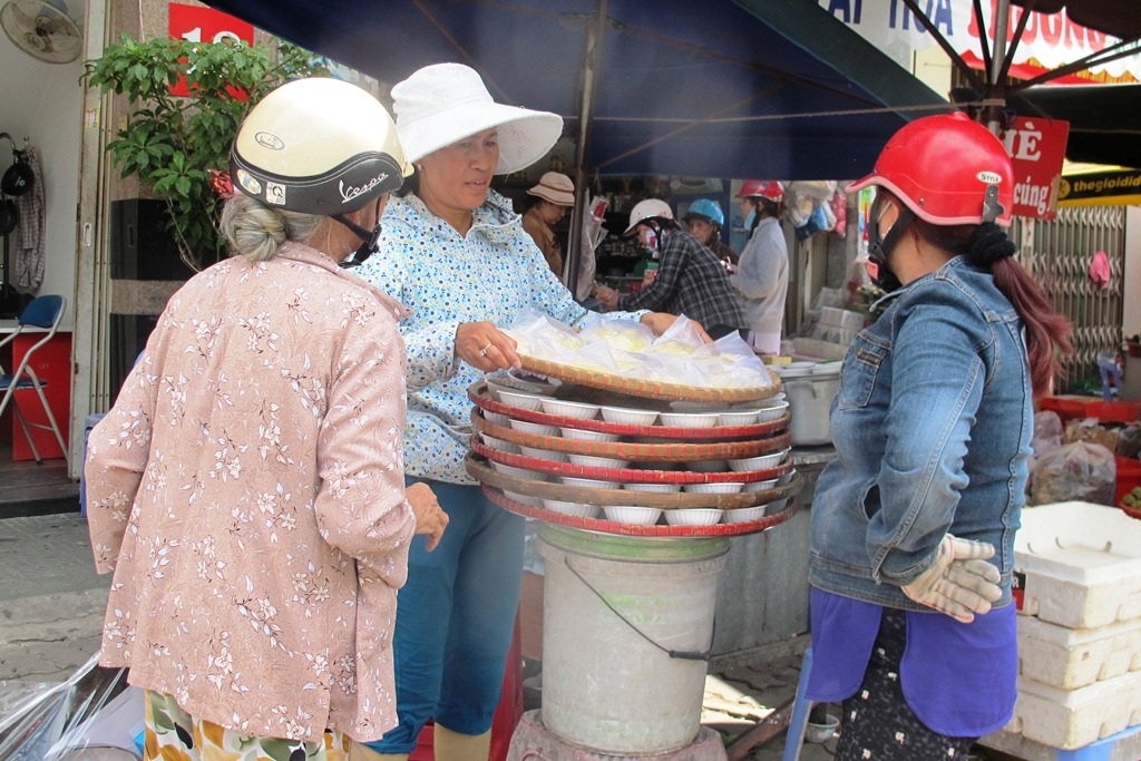 Hàng xôi, chè nấu sẵn cũng đắt khách 