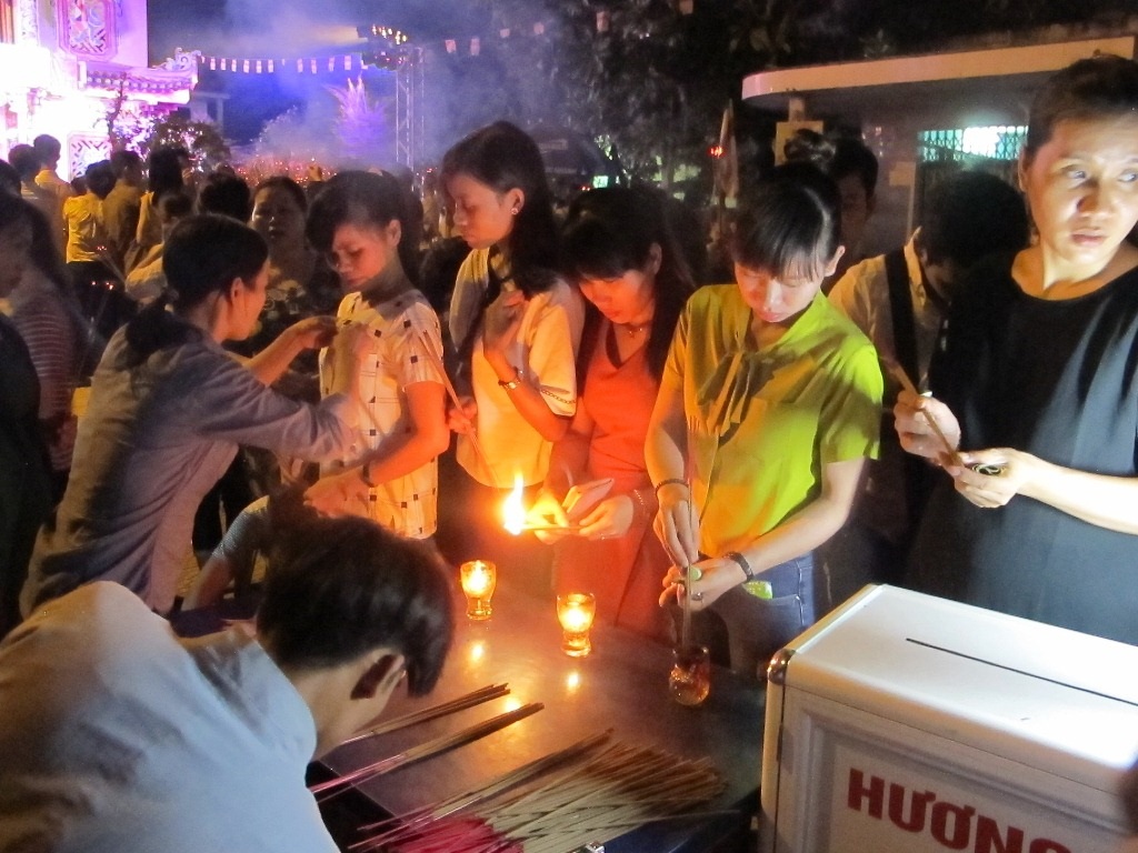 Khu vực nghi lễ bông hồng cài áo thu hút đông đảo mọi người 