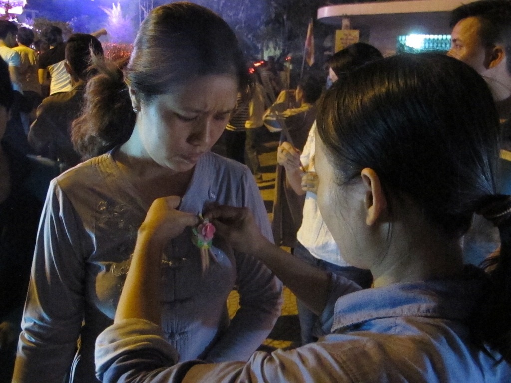 Niềm hạnh phúc khi còn mẹ - được cài bông hồng màu hồng 