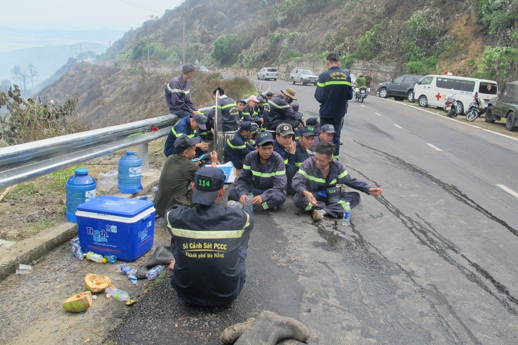 
Lực lượng chữa cháy mệt lử khi chiến đấu với vụ hỏa hoạn.
