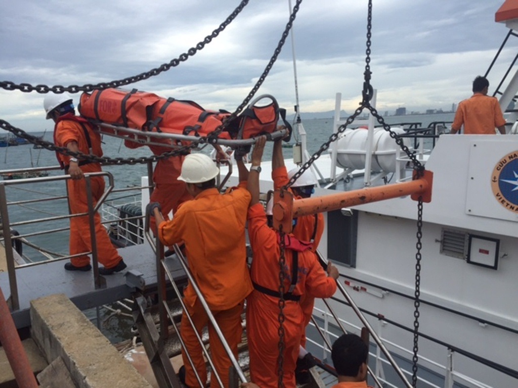 
Cơ quan chức năng đưa thuyền viên bị nạn vào bờ để tiếp tục điều tra
