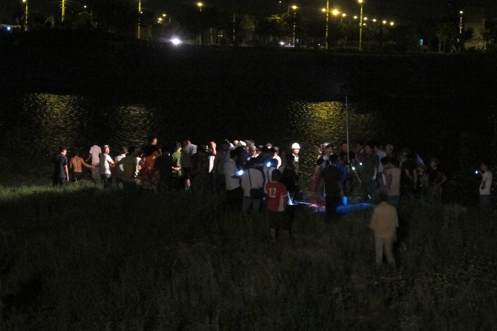 Lực lượng chức năng tìm kiếm thi thể cháu Minh Anh 