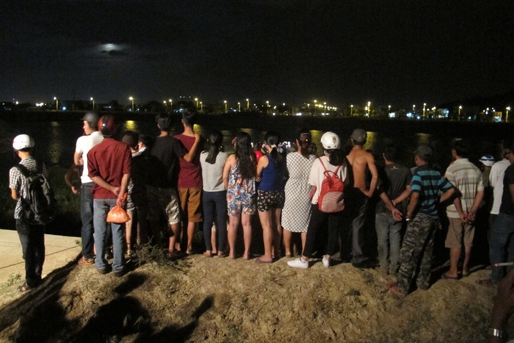 
Người dân tập trung theo dõi lực lượng chức năng tìm kiếm thi thể cháu Minh Anh 
