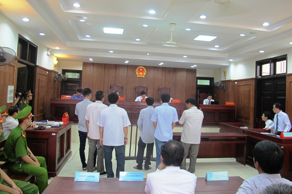 Hội đồng xét xử đã quyết định hoãn phiên tòa